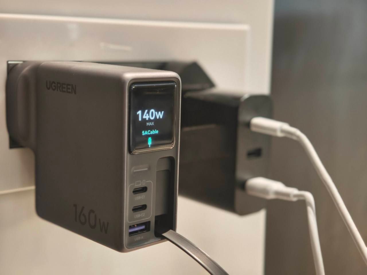 UGREEN Nexode Pro display identifying the built-in 5A USB-C cable and 140W maximum output