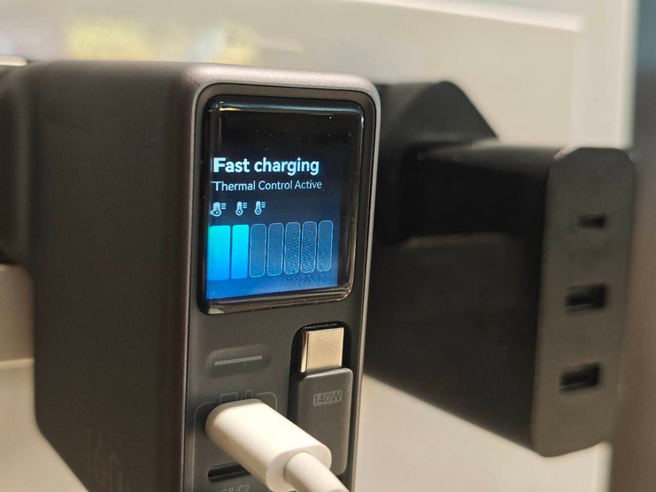UGREEN Nexode Pro display showing Fast Charging and Thermal Control Active status